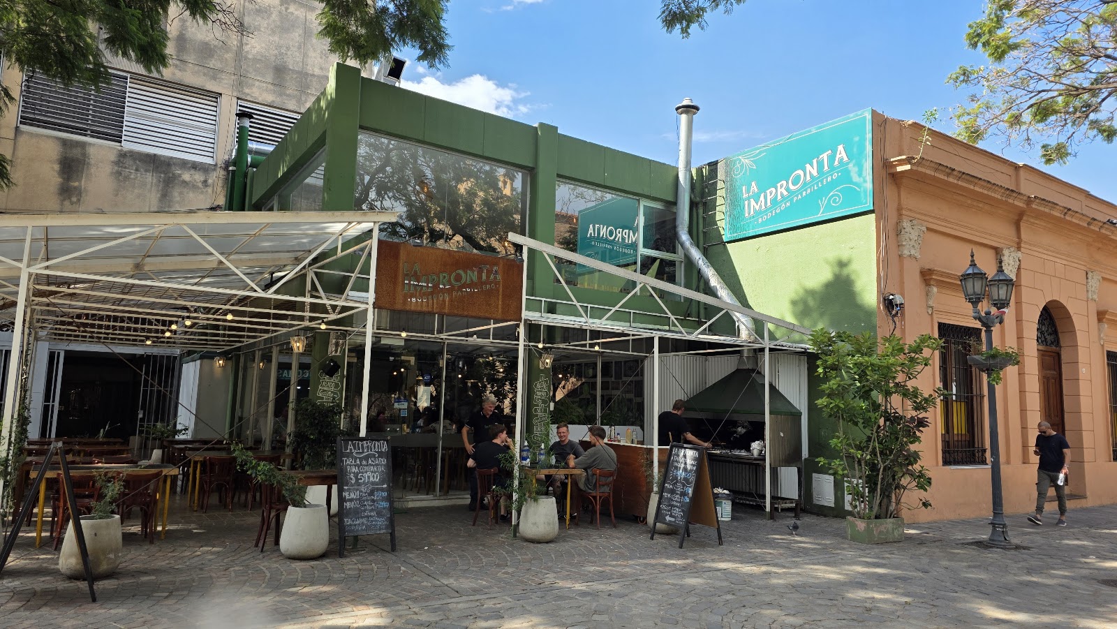 Frente de La Impronta, bodegón parrillero con mesas al aire libre en Córdoba