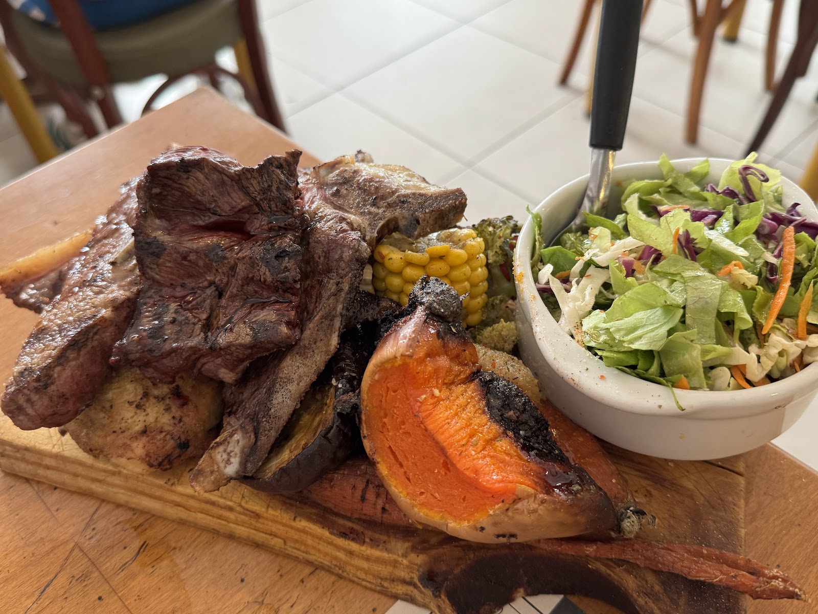 Plato servido con cortes y guarnición de la casa